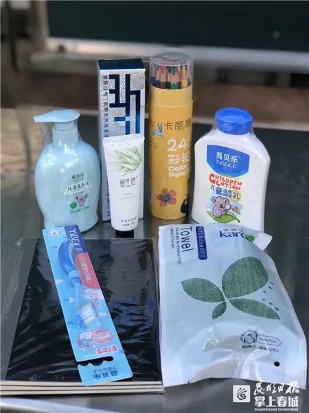 東川曉光小學(xué)學(xué)生獲贈愛心日用品